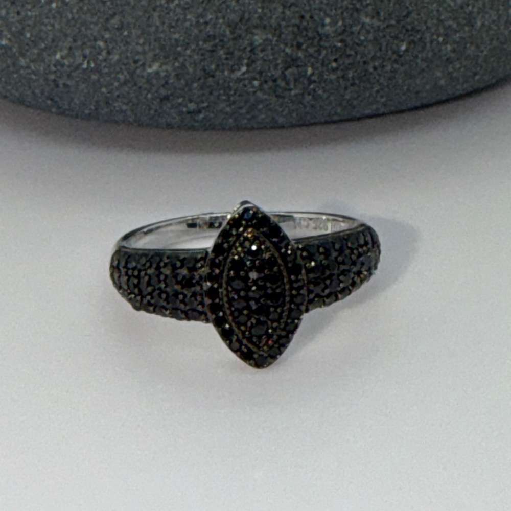 Black spinel women’s ring